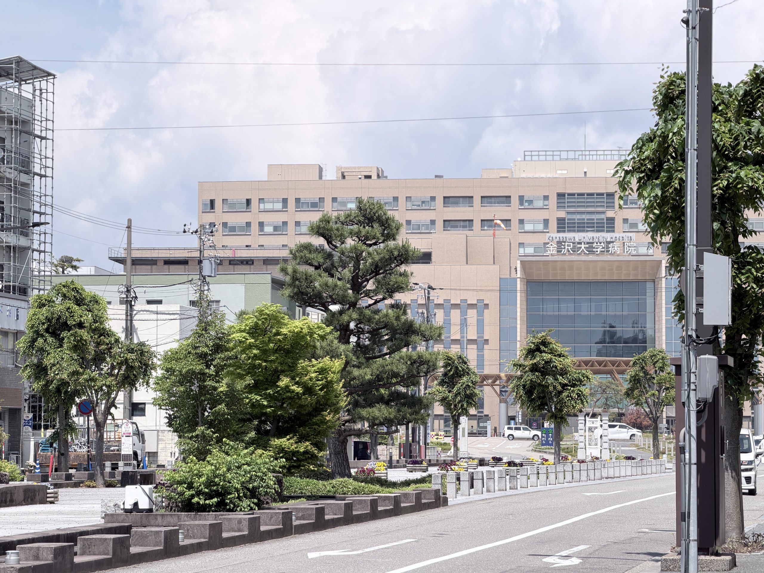 小立野バス停 徒歩1分 金沢大学病院前交差点UNOビル2F
金沢大学病院目の前